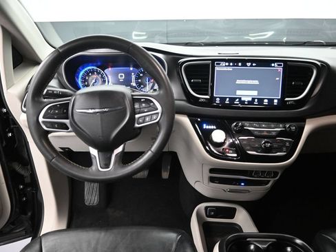 Used 2022 Chrysler Pacifica Touring-L w/ Uconnect Theater Family Group FWD image 11