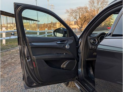 Used 2022 Alfa Romeo Stelvio Veloce image 9