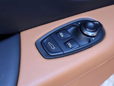 Used 2025 Aston Martin V8 Vantage Coupe image 11