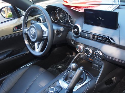 Used 2024 MAZDA MX-5 Miata RF Grand Touring RWD image 10