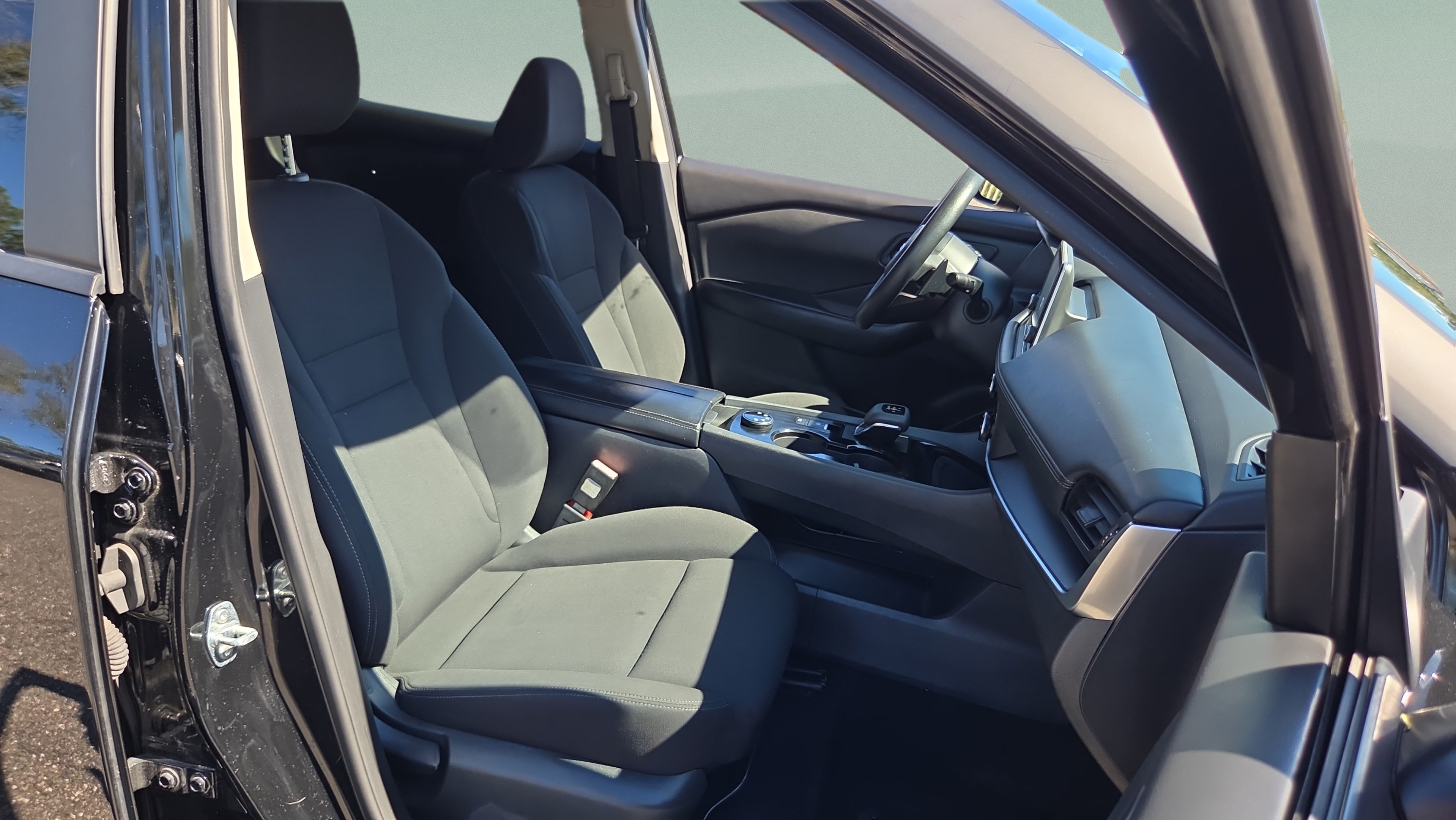 Used 2024 Nissan Rogue S AWD/4WD image 18