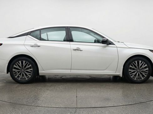 Used 2025 Nissan Altima 2.5 SV FWD image 11