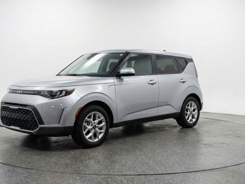Used 2025 Kia Soul LX w/ LX Technology Package FWD image 3