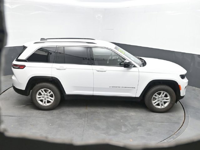 Used 2022 Jeep Grand Cherokee Laredo w/ Luxury Tech Group I AWD/4WD image 38