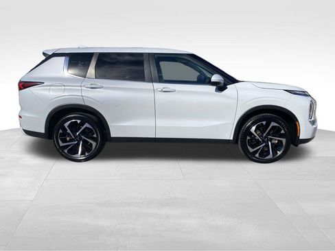 Used 2024 Mitsubishi Outlander SE image 2