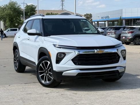 Used 2025 Chevrolet TrailBlazer LT image 2