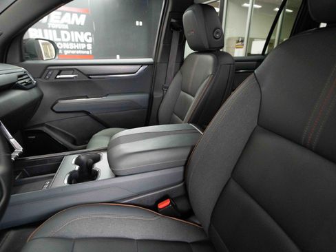 Used 2024 GMC Acadia AT4 w/ Luxury Package image 10