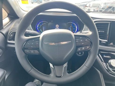 Used 2025 Chrysler Pacifica Premium image 15