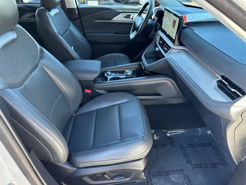 Used 2025 Ford Explorer Active w/ Active Comfort Package image 16