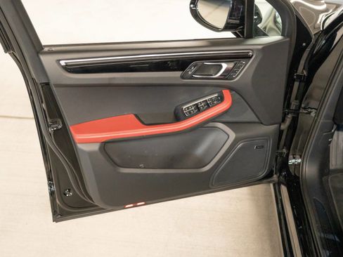 Certified 2026 Porsche Macan AWD/4WD image 16