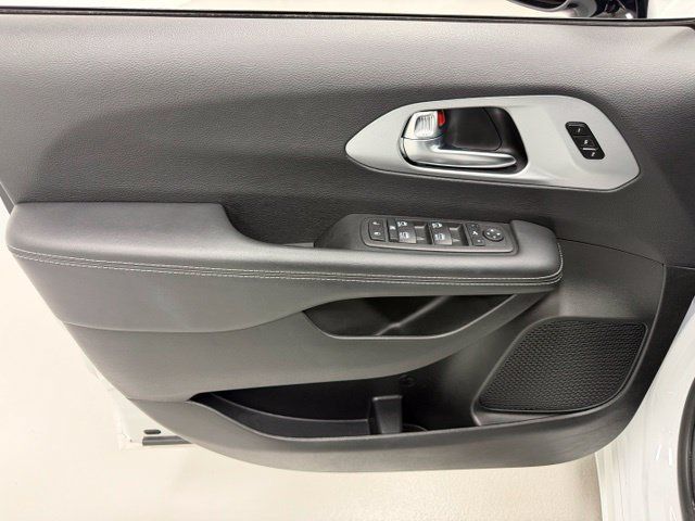 Used 2025 Chrysler Pacifica Limited FWD image 18