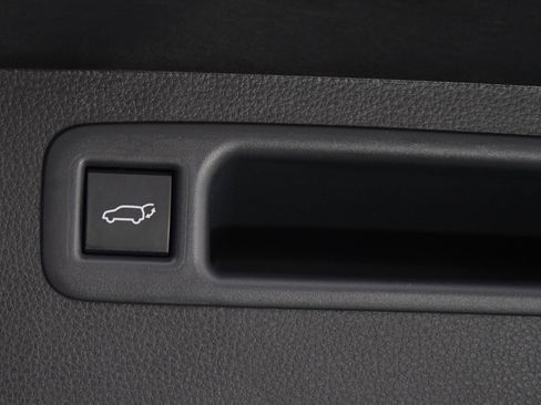 Used 2025 Toyota Highlander XLE AWD/4WD image 17