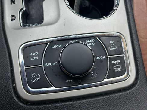 Used 2011 Jeep Grand Cherokee Overland Summit AWD/4WD image 27