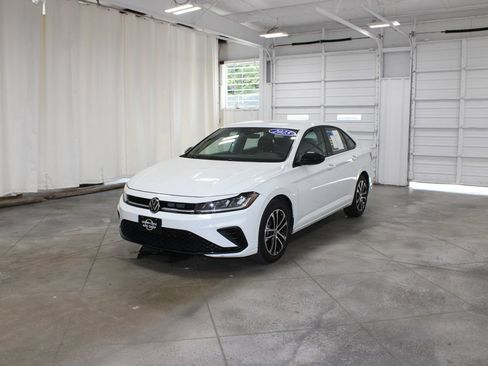 Used 2025 Volkswagen Jetta Sport FWD image 4