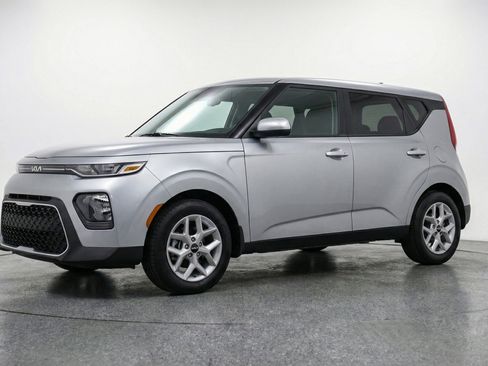 Used 2025 Kia Soul LX w/ LX Technology Package FWD image 3