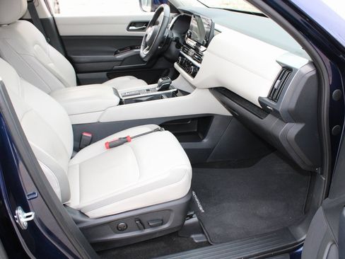 Used 2024 Nissan Pathfinder SL w/ SL Premium Package image 17