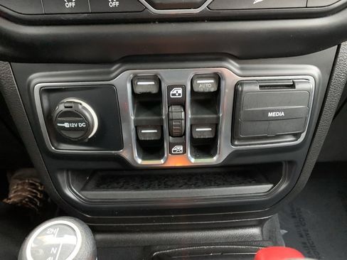 Used 2019 Jeep Wrangler Unlimited Sahara w/ Uconnect 4C Nav & Sound Group image 26