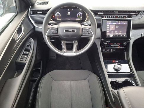 Used 2025 Jeep Grand Cherokee Laredo X image 20