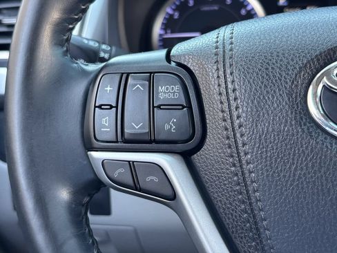 Used 2019 Toyota Highlander Plus AWD/4WD image 32