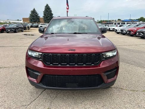 Used 2024 Jeep Grand Cherokee Altitude AWD/4WD image 2