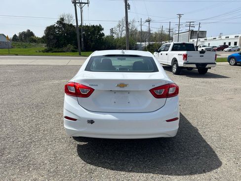 Used 2017 Chevrolet Cruze LT FWD image 4