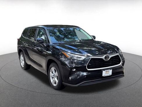 Used 2025 Toyota Highlander LE FWD image 3