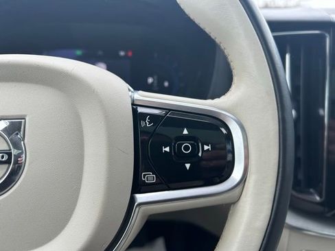 Used 2023 Volvo XC60 B5 Plus image 24