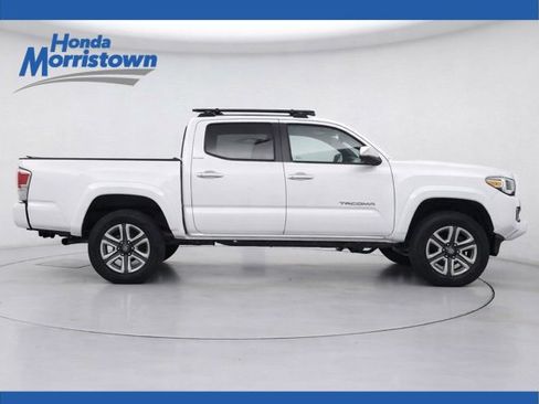 Used 2017 Toyota Tacoma Limited image 1