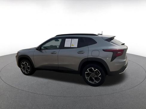 Used 2025 Chevrolet Trax LT FWD image 9