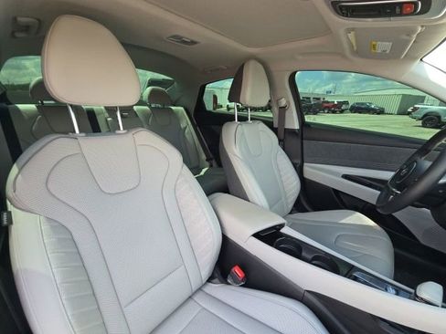 Used 2025 Hyundai Elantra Limited FWD image 18