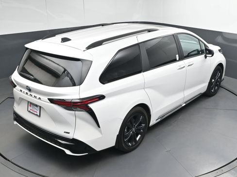 Used 2025 Toyota Sienna XSE image 33
