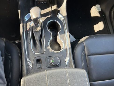 Used 2022 Chevrolet Traverse LT image 25