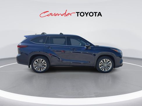Certified 2025 Toyota Highlander Platinum AWD/4WD image 9