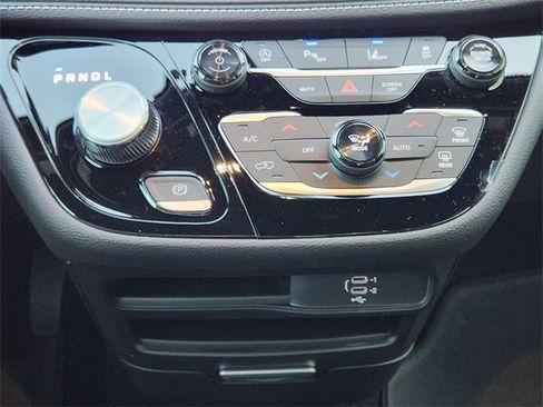 New 2026 Chrysler Pacifica Select image 14