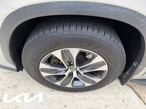 Used 2022 Toyota Highlander XLE FWD image 4