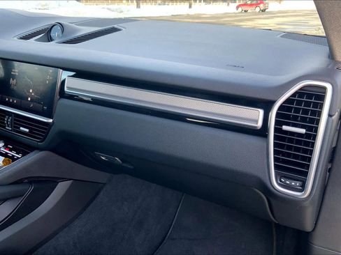 Used 2022 Porsche Cayenne Platinum Edition image 17