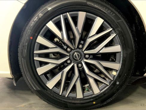 Used 2025 Nissan Altima 2.5 SV image 9