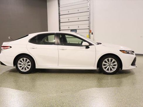Used 2018 Toyota Camry LE FWD image 11