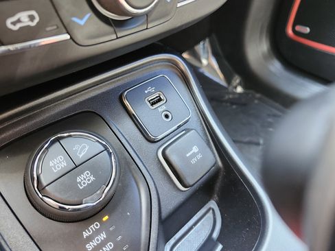 Used 2017 Jeep Compass Trailhawk w/ Leather Interior Group AWD/4WD image 10
