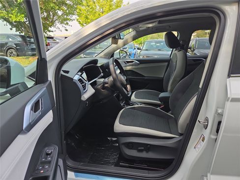 New 2025 Volkswagen Taos SE image 14