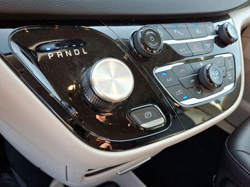 Used 2024 Chrysler Pacifica Touring-L FWD image 12