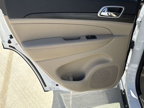 Used 2022 Jeep Grand Cherokee Laredo E w/ Security & Convenience Group image 23