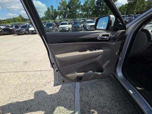 Used 2011 Jeep Grand Cherokee Laredo RWD image 30