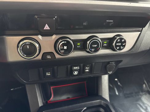 Used 2018 Toyota Tacoma SR5 AWD/4WD image 25