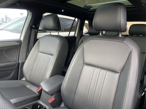 Used 2024 Volkswagen Tiguan SE R-Line image 10