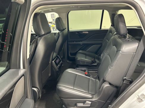 Certified 2025 Lincoln Aviator AWD image 28