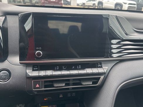 Used 2025 Toyota Camry SE FWD image 6