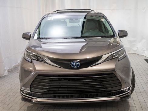 Used 2021 Toyota Sienna XLE w/ XLE Plus Package image 2
