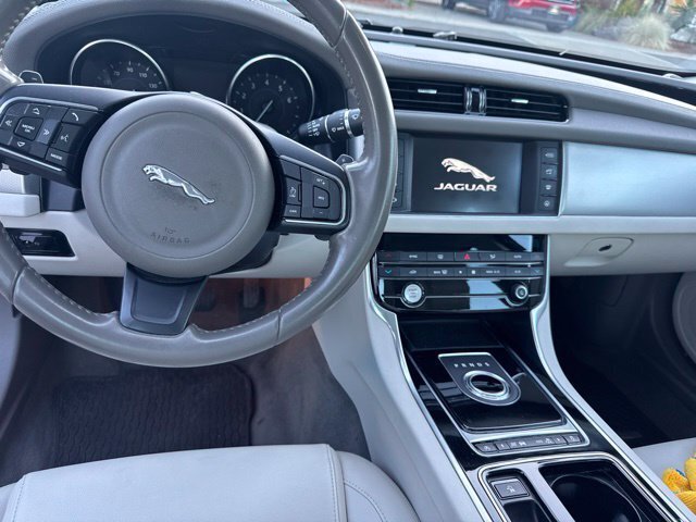 Used 2016 Jaguar XF Premium RWD image 5
