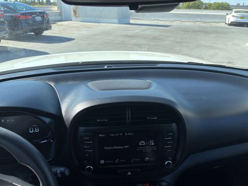 Used 2025 Kia Soul LX w/ LX Technology Package FWD image 17